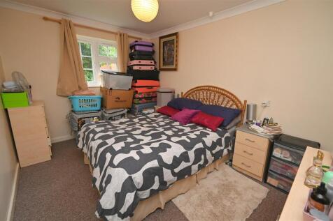 bedroom one1.JPG