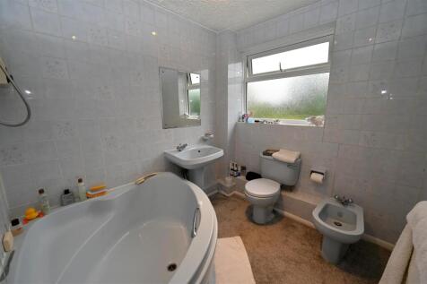 Main Bathroom.JPG