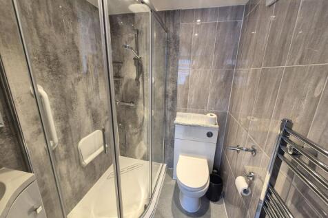 En Suite to bedroom 4