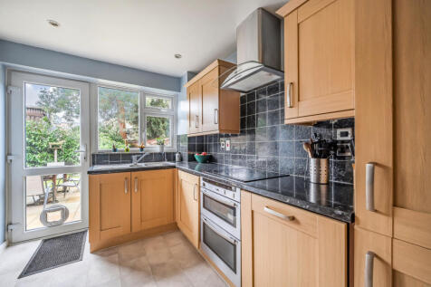 1370287-8-68f5ff5...