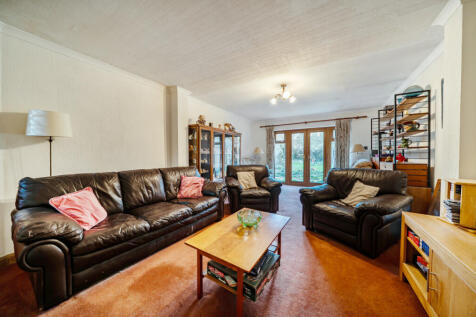 1375875-4-690b69d...