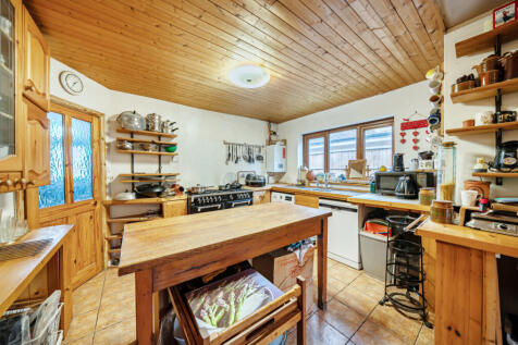 1375875-9-690b6af...