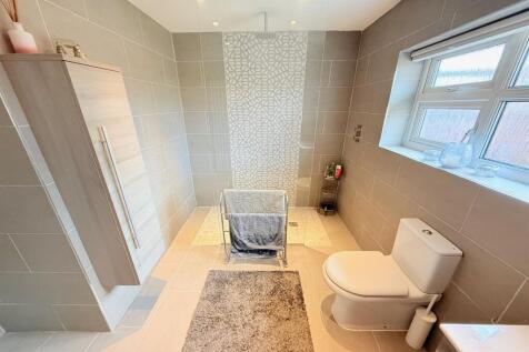 Downstairs wet room 