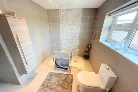 Downstairs wet room 