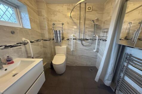 Walk in Shower Room/