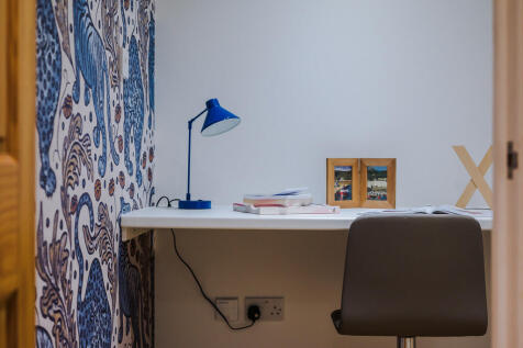 alness7desk1