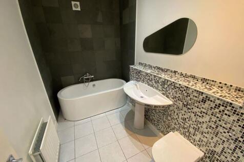 Main Bathroom 