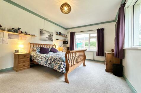 Bedroom 1.JPG