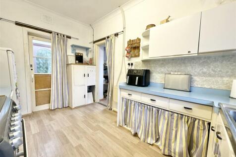 Kitchen Towards Pantry.JPG