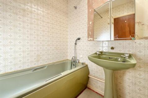 Bathroom.JPG