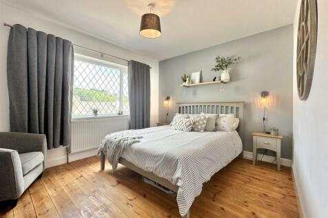 Bedroom 1.jpg