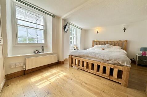 Bed 2.jpg