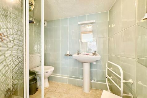 Bed 2 En Suite.JPG