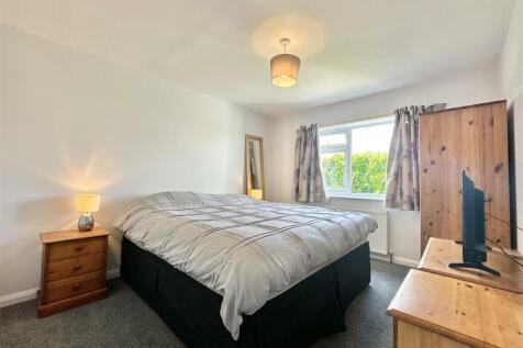 Bedroom 1.jpg