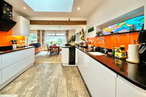 Kitchen Towards Dining Area.JPG