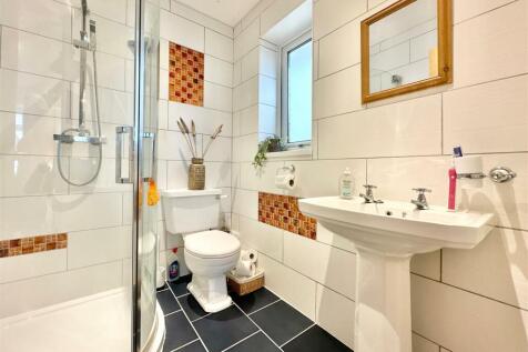 Bed 1 En Suite.JPG
