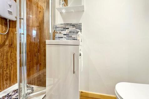 Garden Room En Suite.JPG