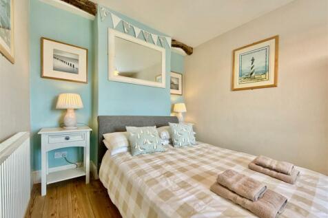 Front Bedroom 2.JPG