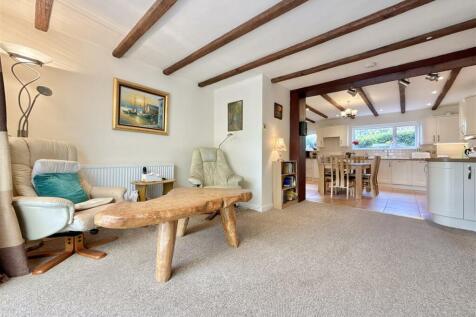 Dining Area Towards Kitchen.JPG