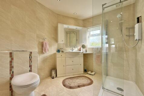 Bedroom 1 En Suite.JPG