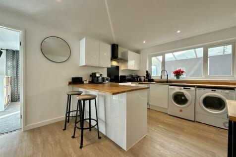 Kitchen Towards Lounge.JPG