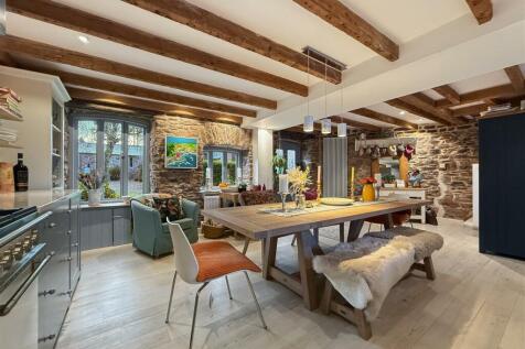 Dining Area.JPG