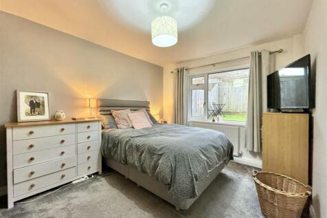 Bedroom 1.JPG