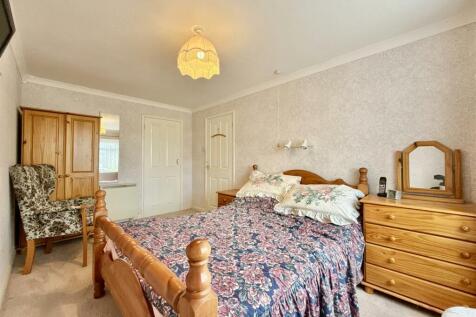 Bedroom 1.JPG