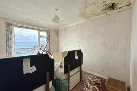 Foretops Bedroom 1.JPG