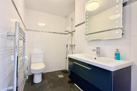 Bed 2 En Suite.JPG