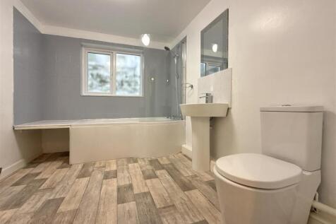 Family Bathroom.JPG