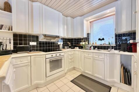 Kitchen_.JPG