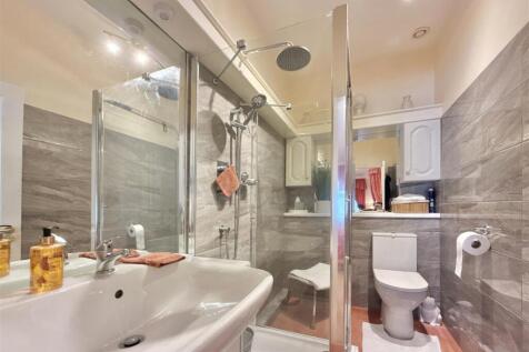 Bedroom 1 Ensuite.JPG