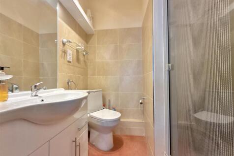 Bedroom 2 Ensuite.JPG