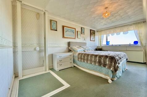 Bedroom 1 Lift Down.JPG