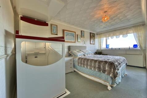 Bedroom 1 Lift Up.JPG