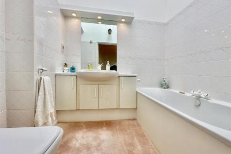 Ensuite Bathroom.jpg