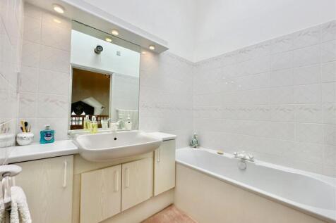 Ensuite  Bathroom.jpg