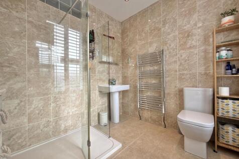 Bedroom 1 Ensuite.jpg