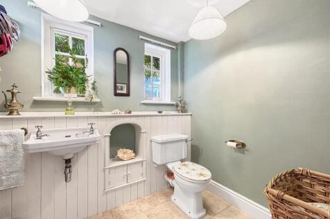 Downstairs WC.JPG