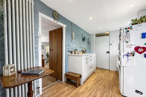 Kitchen_.JPG