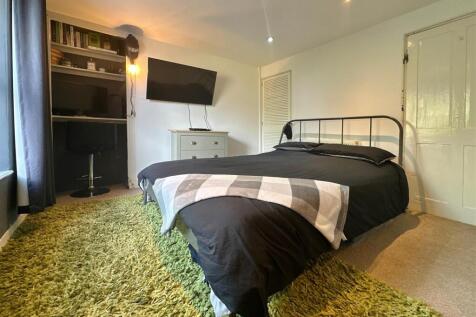 Bedroom 2.JPG