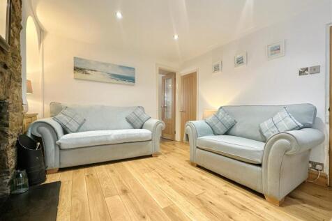 Lounge Towards Kitchen.JPG