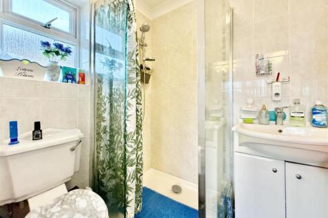 Bed 1 En Suite.JPG