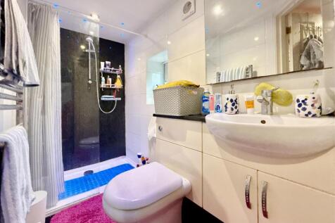 Bed 2 En Suite.JPG