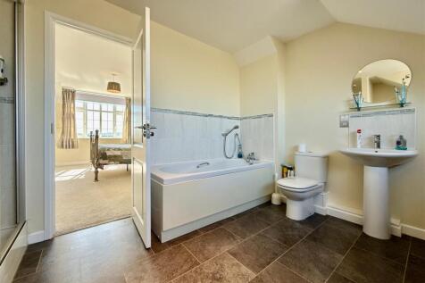 En Suite Bathroom.JPG