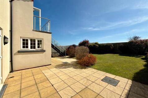 Rear Patio.JPG