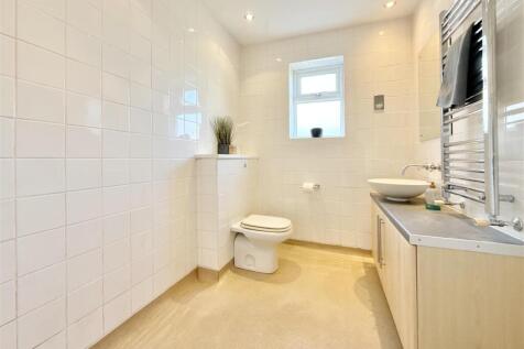 Bed 1 En Suite.JPG