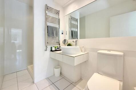 Bed 2 En Suite.JPG