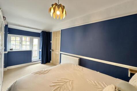 Bedroom 1.jpg